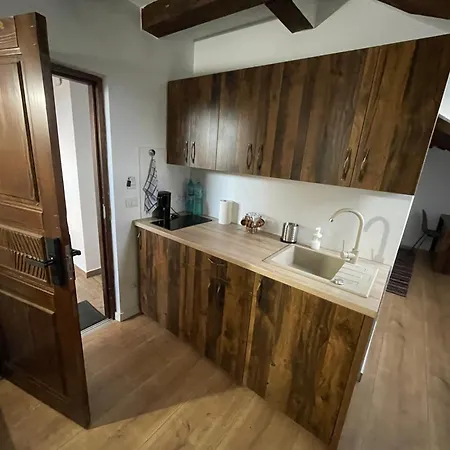 Casuta De Pe Dealul Cojocului Runcu (Suceava)